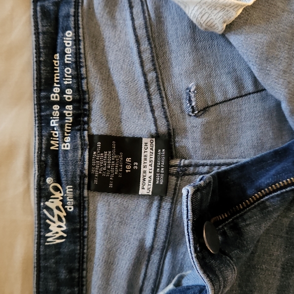 Bermuda stretch shorts - Picture 3 of 3